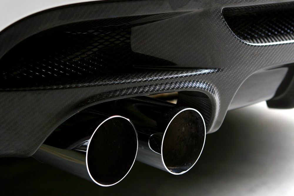 Automobili s modificiranim sistemom ispušnih plinova povremeno ispušta zvuke pucanja